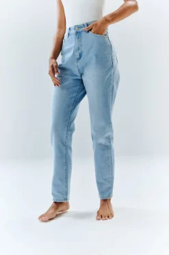 Online In The Style Sofia Straight Mom Jeans Light blue