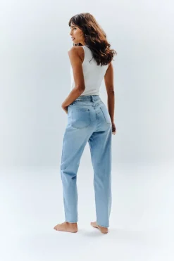 Online In The Style Sofia Straight Mom Jeans Light blue