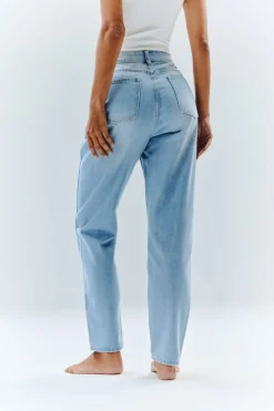 Online In The Style Sofia Straight Mom Jeans Light blue