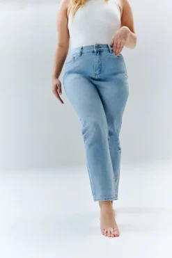 Online In The Style Sofia Straight Mom Jeans Light blue