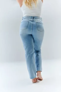 Online In The Style Sofia Straight Mom Jeans Light blue