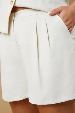 New In The Style Tailored Shorts Cream
